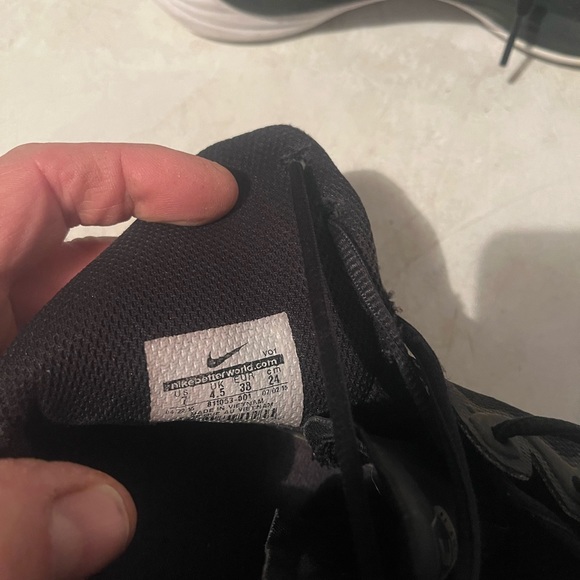 Nike court shoes. Very nice shape - Picture 3 of 4